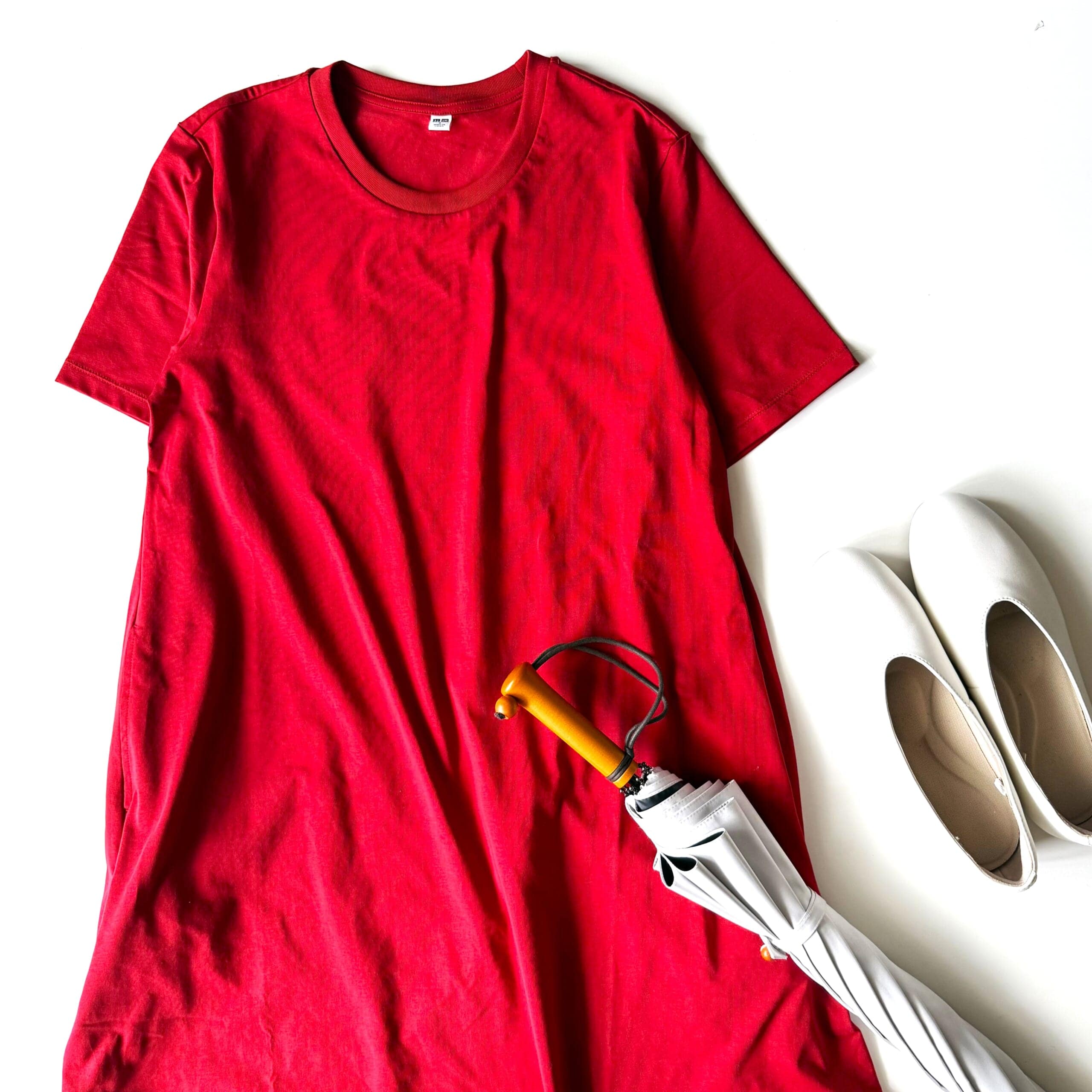 UNIQLO エアリズムコットンＴワンピース RED Sサイズ、無印良品 レザーフラットシューズ 23.5㎝、サンバリア100長傘 Ｓサイズ ホワイト