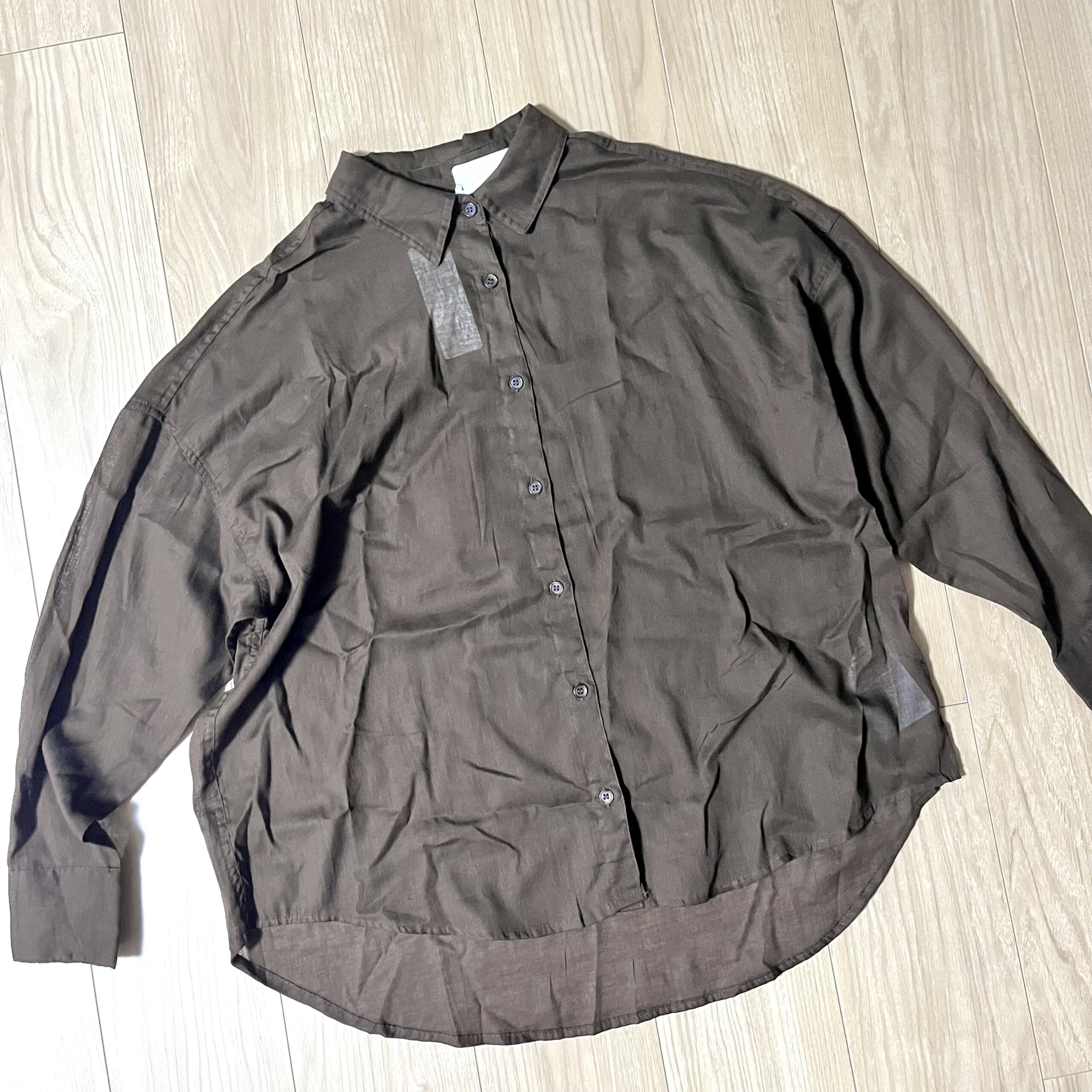シャツ　服