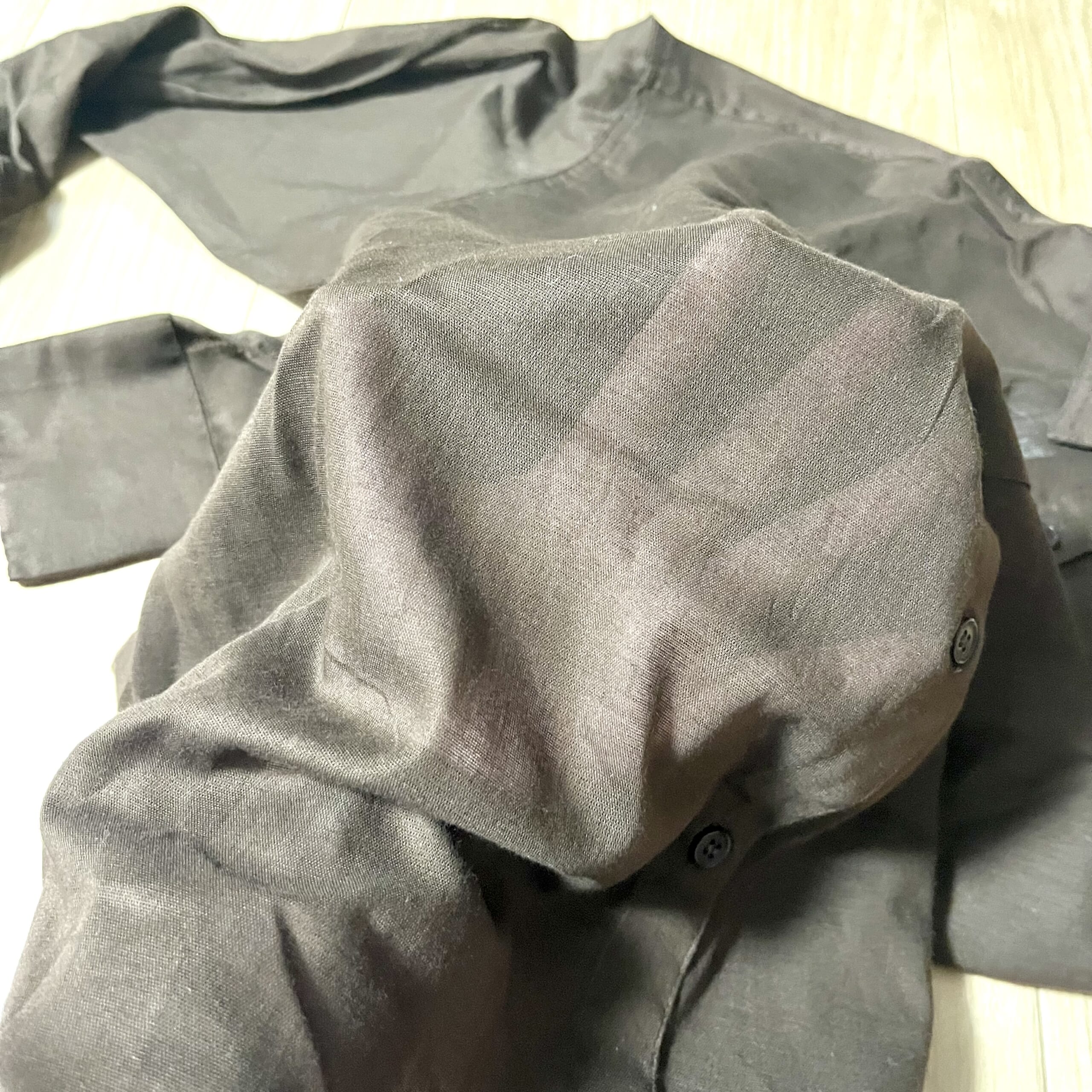 シャツ　服