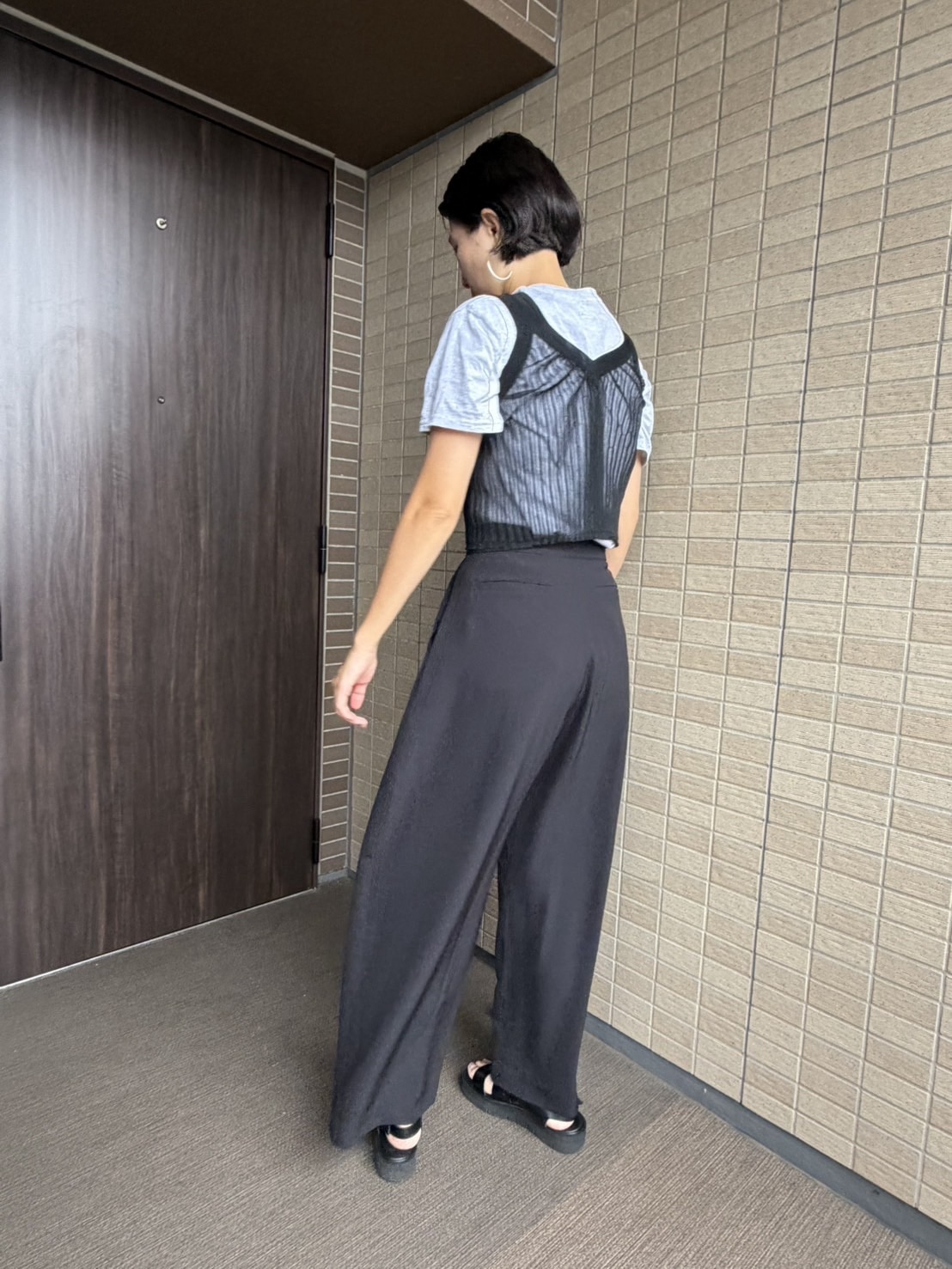 ”& her(アンドハー)” の Summer Protection Pants。着用写真(後ろ姿)