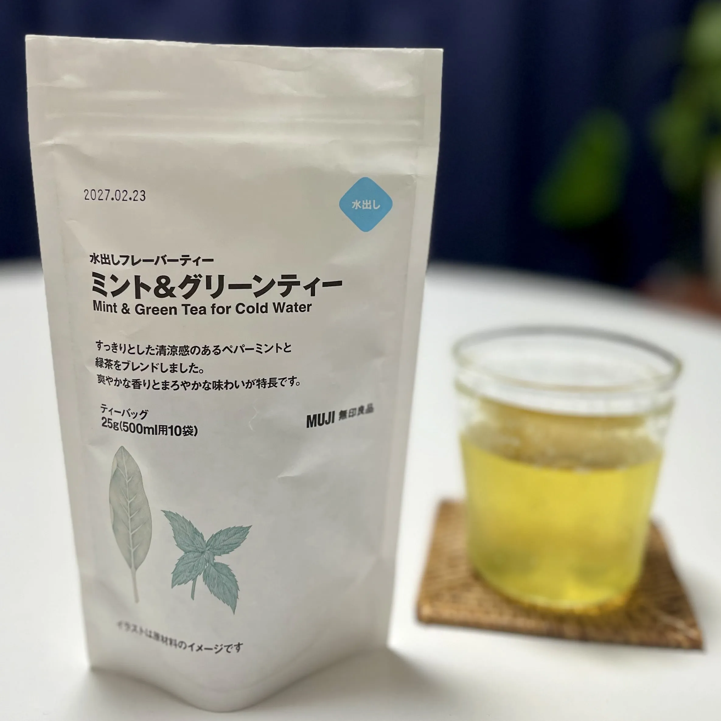 無印良品「水出しフレーバーティー ミント＆グリーンティー」パッケージと淹れたお茶