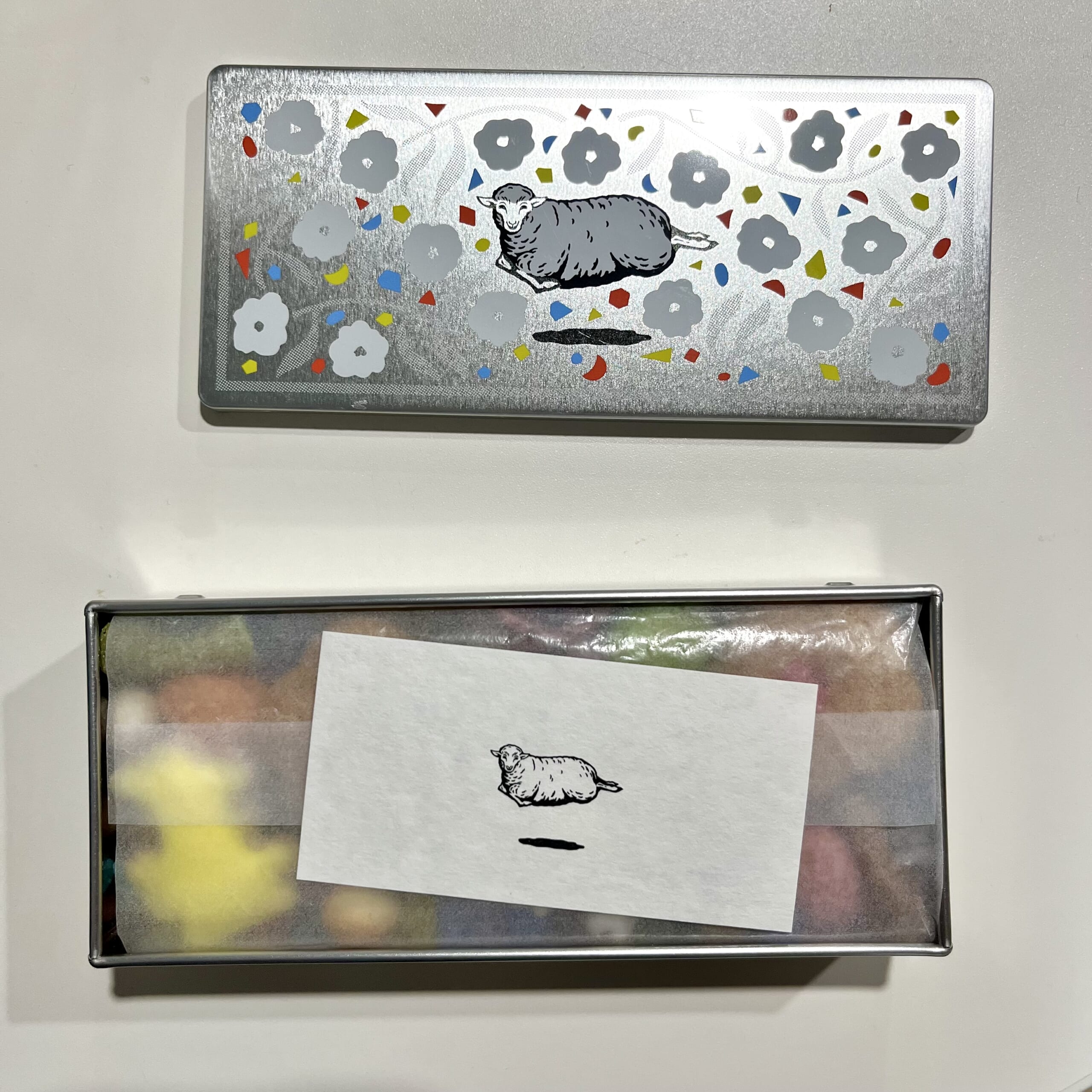缶 お菓子