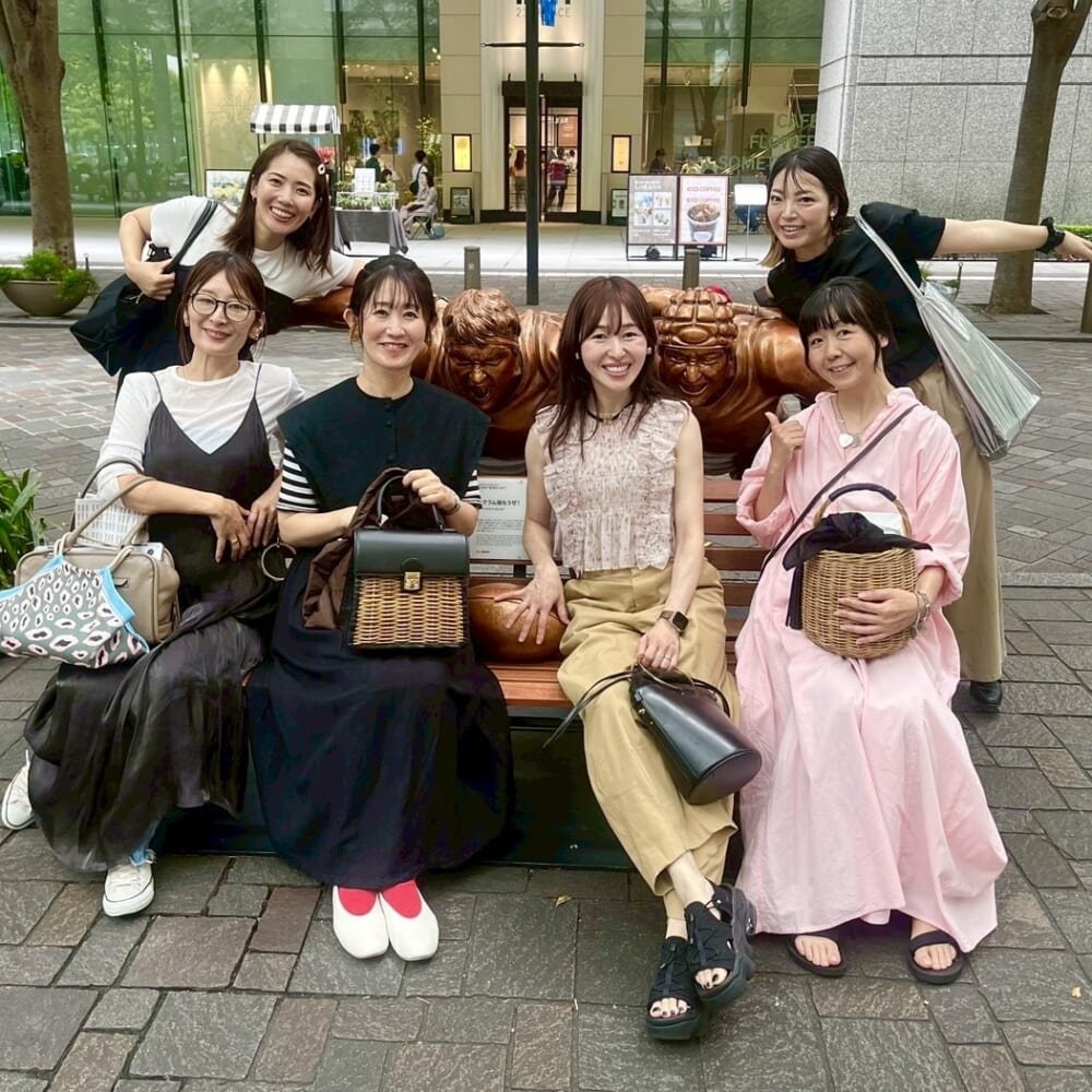 女性 集合写真 銅像