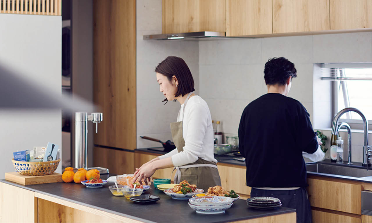 大事にしたのは流れるように整う家事動線と仕組み「夫婦でまわすキッチンがちょうどいい」