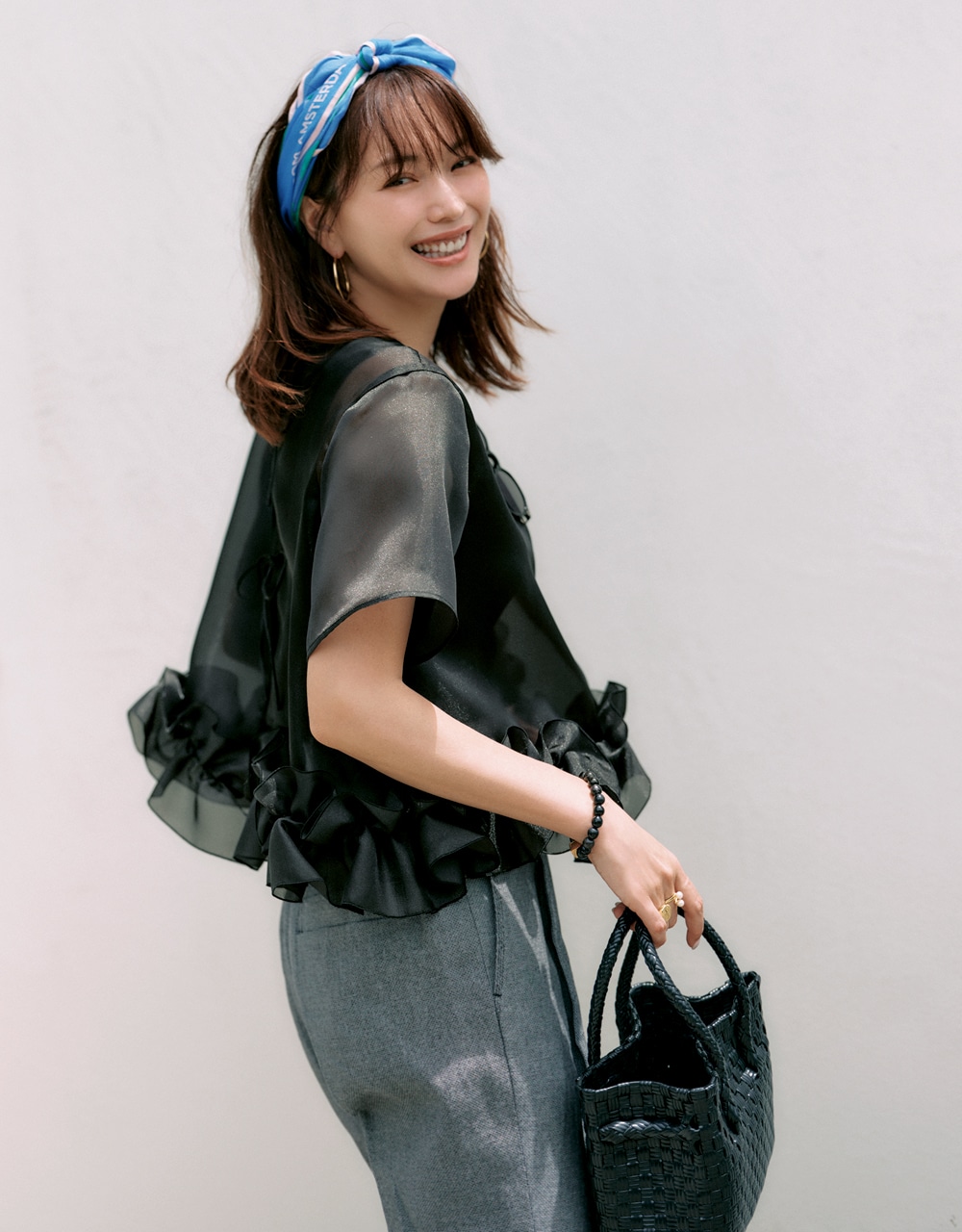 フリル裾の短丈デザインは全身バランスアップに一役 蛯原友里さん