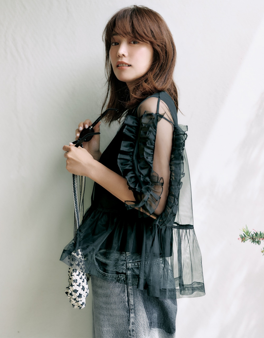 黒トップス×デニムの鉄板コーデ 蛯原友里さん