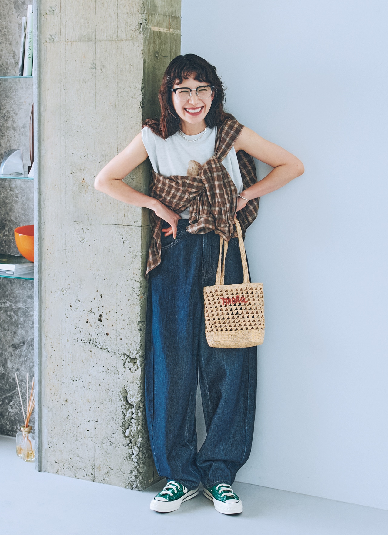 kazumiさんの12closet シアーオーバーシャツとライトオンスのカーヴィデニム（インディゴ）のコーデ シャツをたすき巻きにした様子