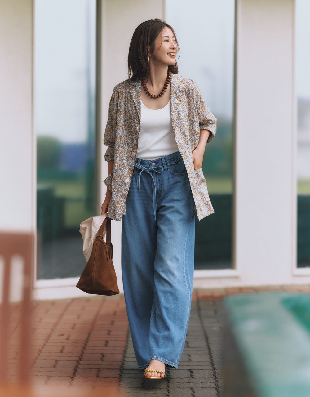 【Levi’s®】のワイドデニム×小花柄シャツコーデ 高垣麗子さん