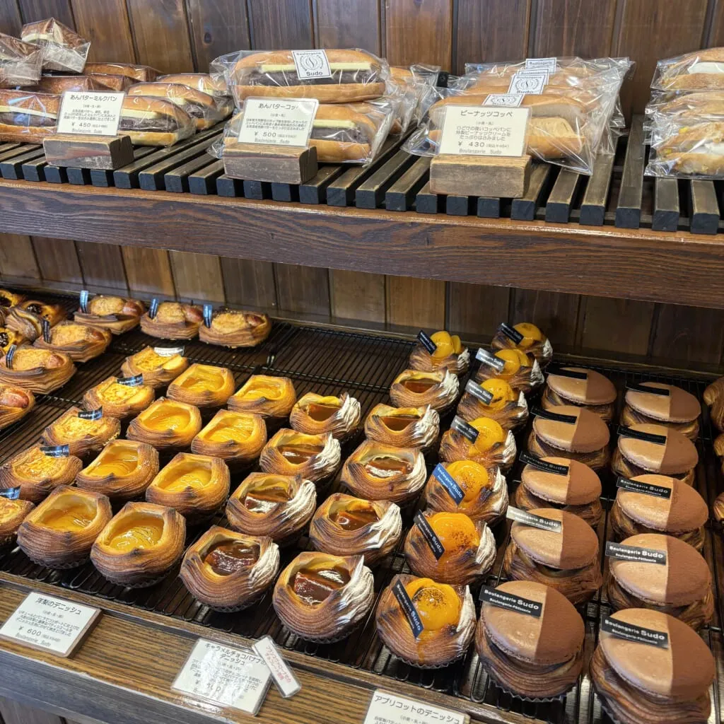 「ブーランジェリースドウ」店内に並ぶパン