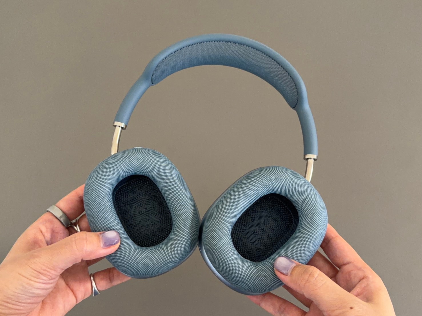 高い……でも便利過ぎる！Appleの最新ヘッドホン「AirPods Max 2」をママ