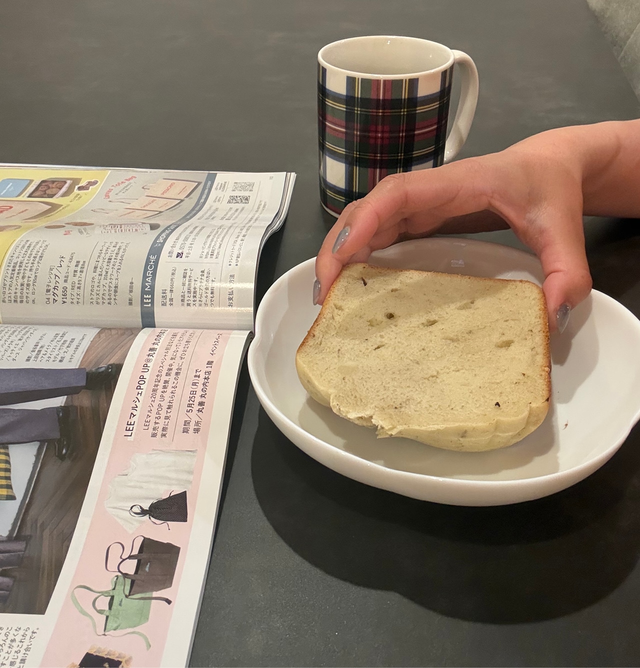 食パンとコーヒー、そしてLEEを手元に用意すると落ち着いた気分に