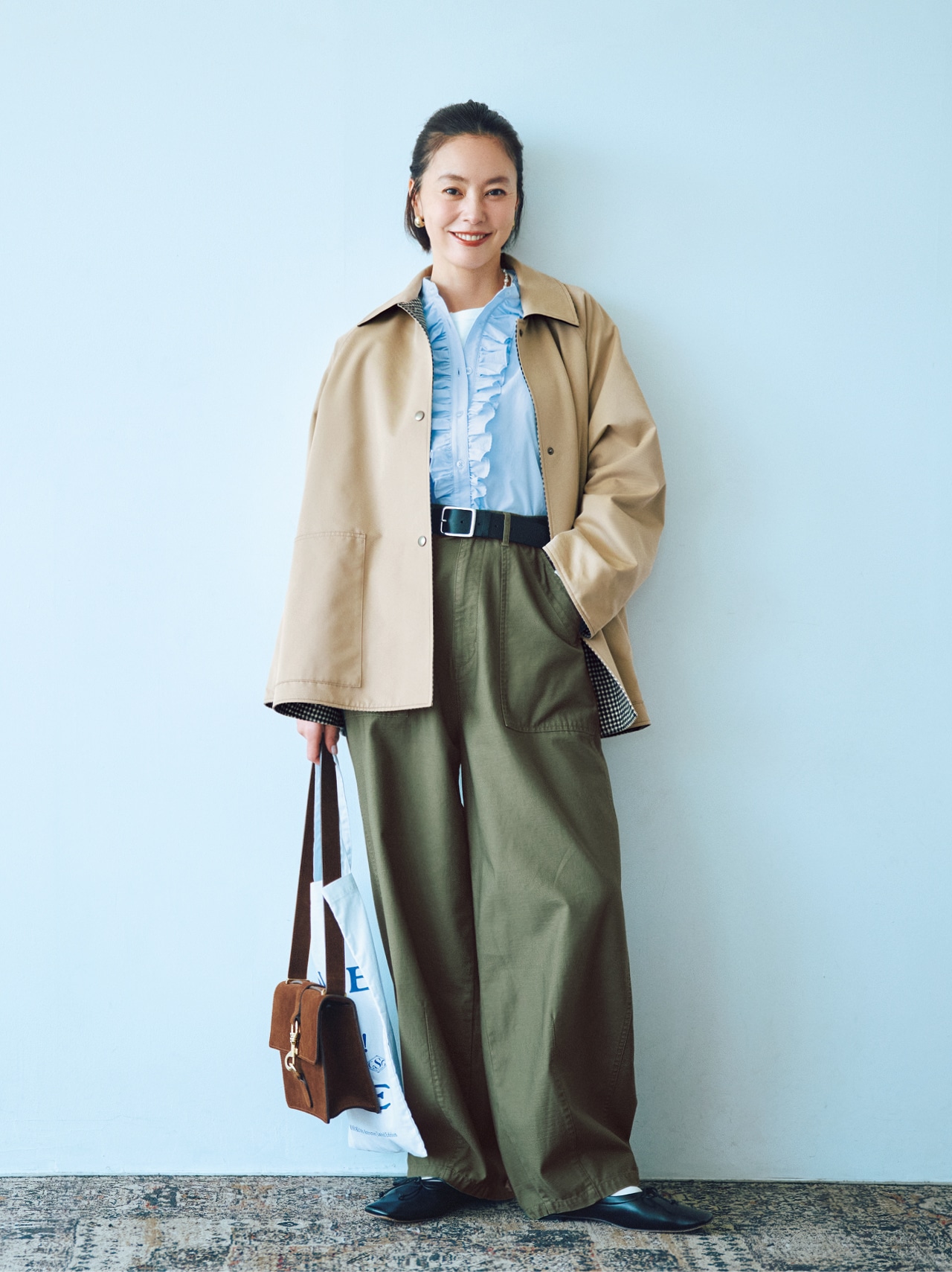 浅見れいなさんの20th Anniv. LEE限定 TICCA（ティッカ）【撥水】【LEEマルシェ20th別注】リバーシブルショートコートのコーデ（ベージュ面）