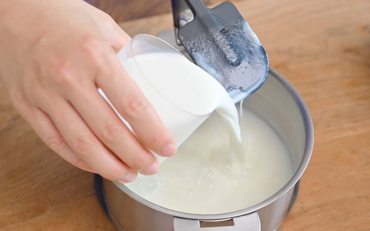 2分たったら火を止めて牛乳を加え、すぐによく混ぜる。