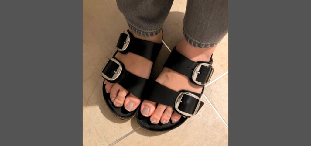 修理したビルケンシュトックのサンダルを着用