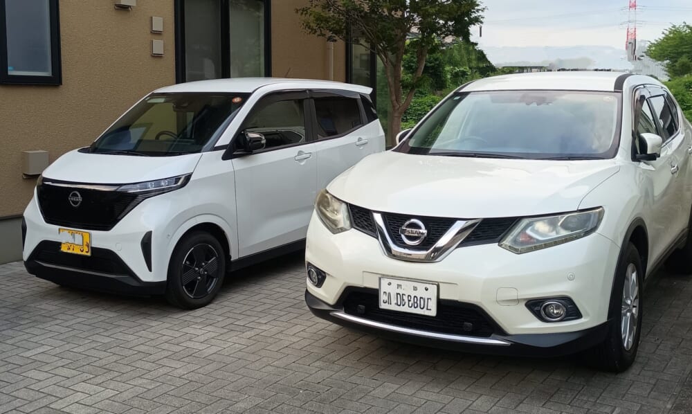 LEE100人隊の愛車2台：日産 エクストレイルとサクラ
