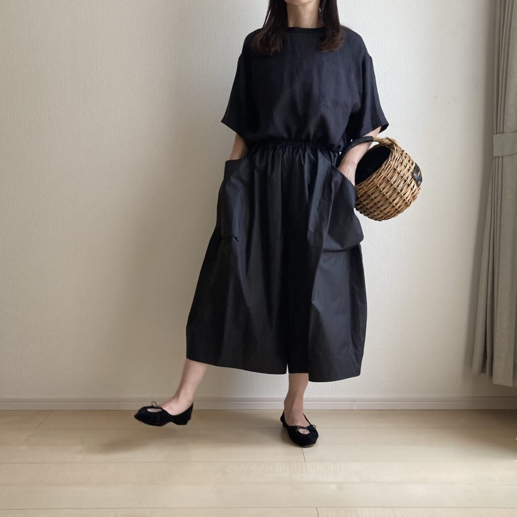 50代女性の挑戦アイテム、キュロットの着画。オールブラックコーデ、細見え、涼しく快適にはけるパンツ紹介。