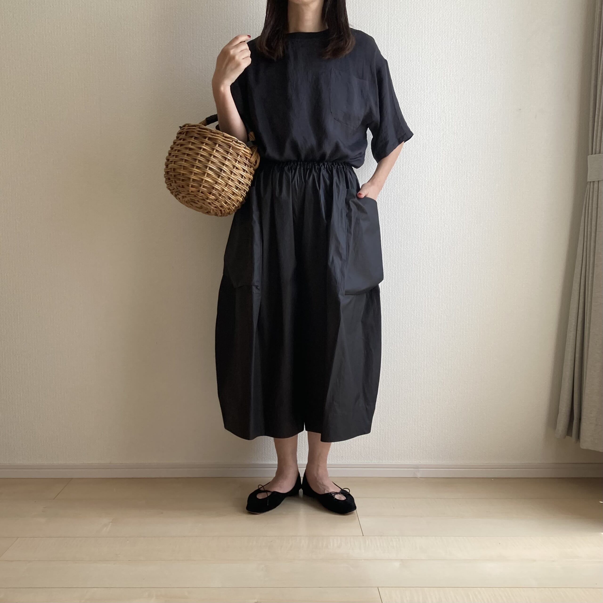 50代女性の挑戦アイテム、キュロットの着画。オールブラックコーデ、細見え、涼しく快適にはけるパンツ紹介。