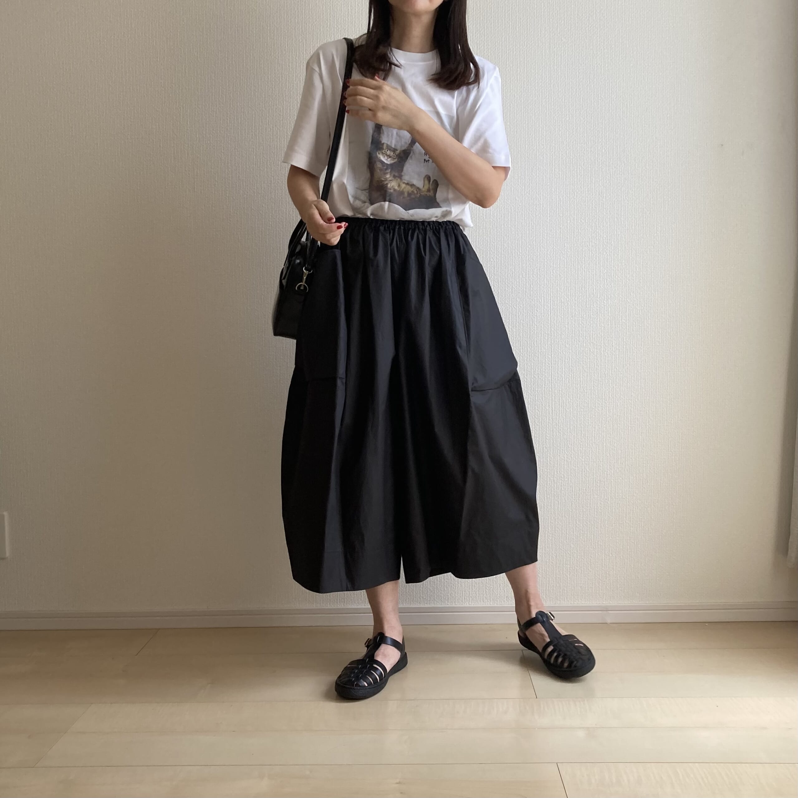 50代女性の挑戦アイテム、キュロットの着画。Tシャツのカジュアルコーデ、コムデギャルソンの青山バッグ、グルカサンダル着画。