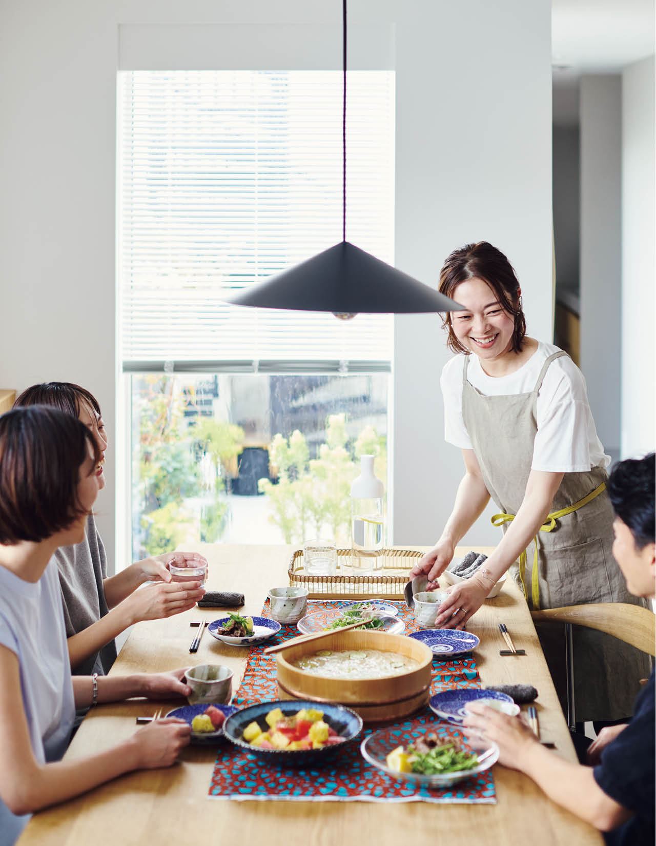 家族・友人たちと囲む夏のテーブル