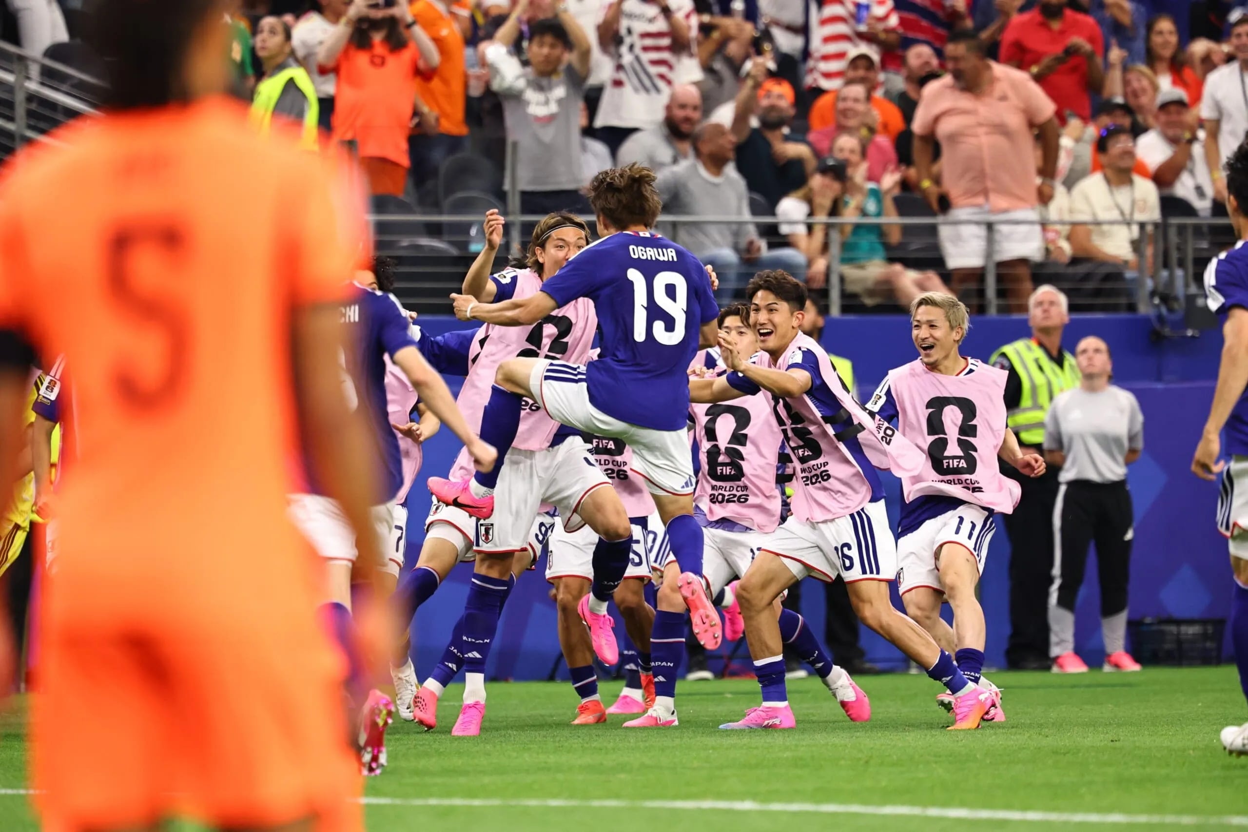 サッカーワールドカップ2026北中米大会 予選リーグ日本vsオランダ
1点ビハインドから追いつくゴールを決めた小川航基とチームメイト