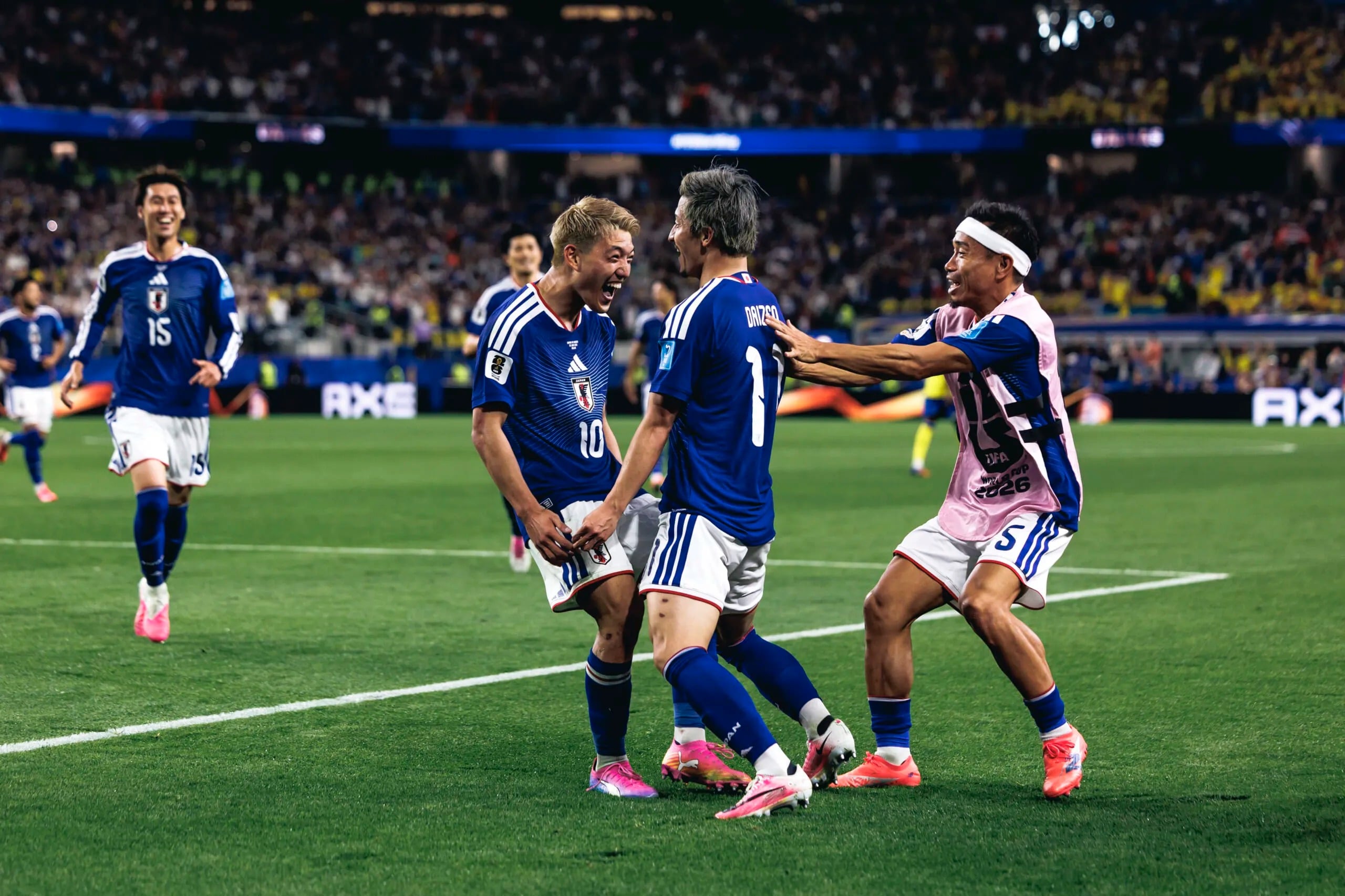 サッカーワールドカップ2026北中米大会 予選リーグ日本vsスウェーデン戦 ゴール直後の前田大然、堂安律、長友佑都と、笑顔で駆け寄る鎌田大地