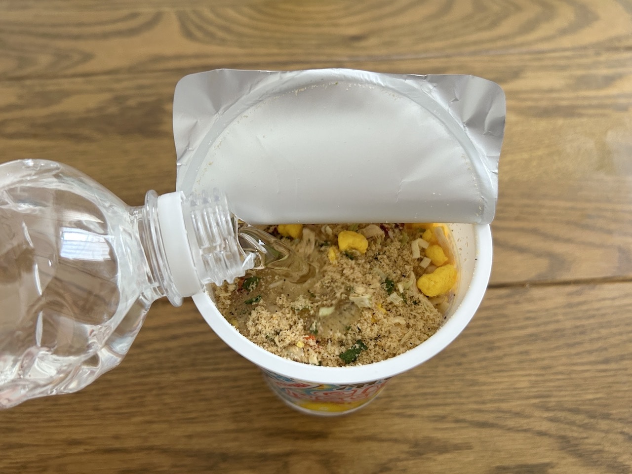 「冷やしカップヌードル」に冷たい水をいれたところ