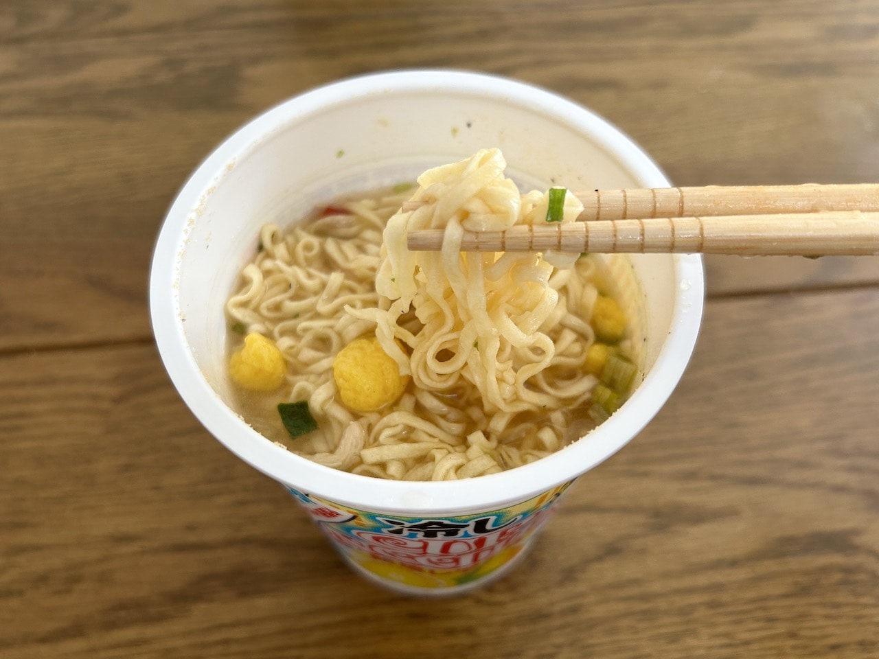 「冷やしカップヌードル」麺を箸で持ち上げ