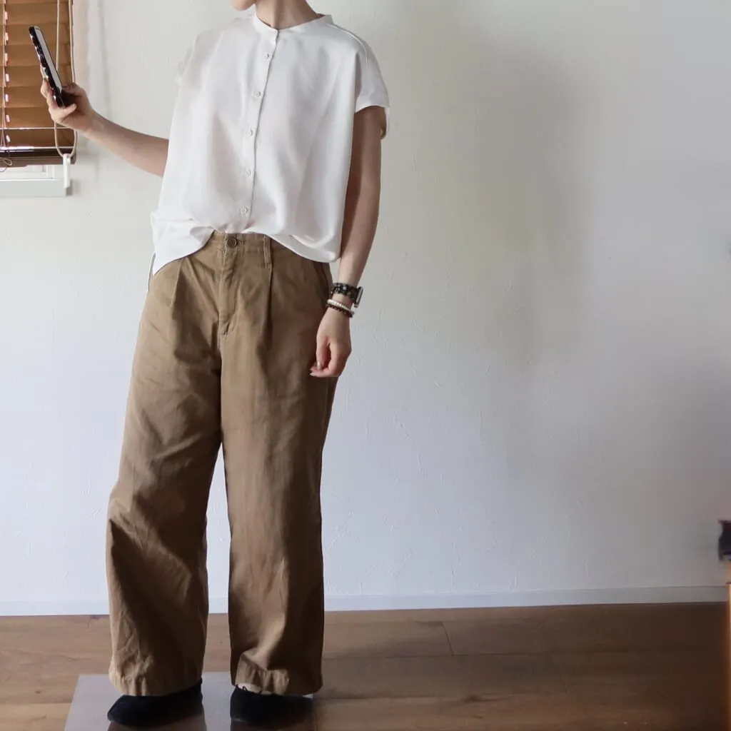 無印良品「婦人 風を通す フレンチスリーブブラウス」(オフ白・通常価格¥3990)のコーデ