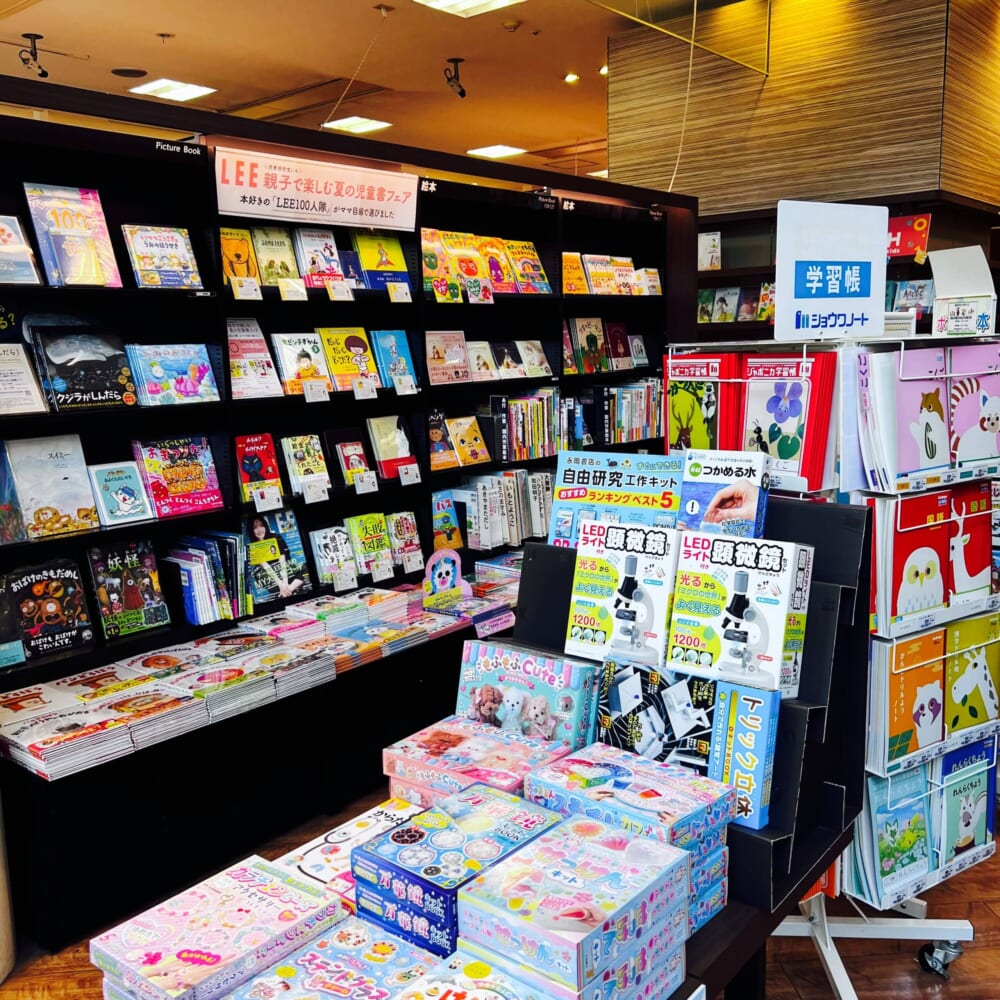 LEE親子で楽しむ夏の児童書フェア TSUTAYA横浜みなとみらい店 スターバックス