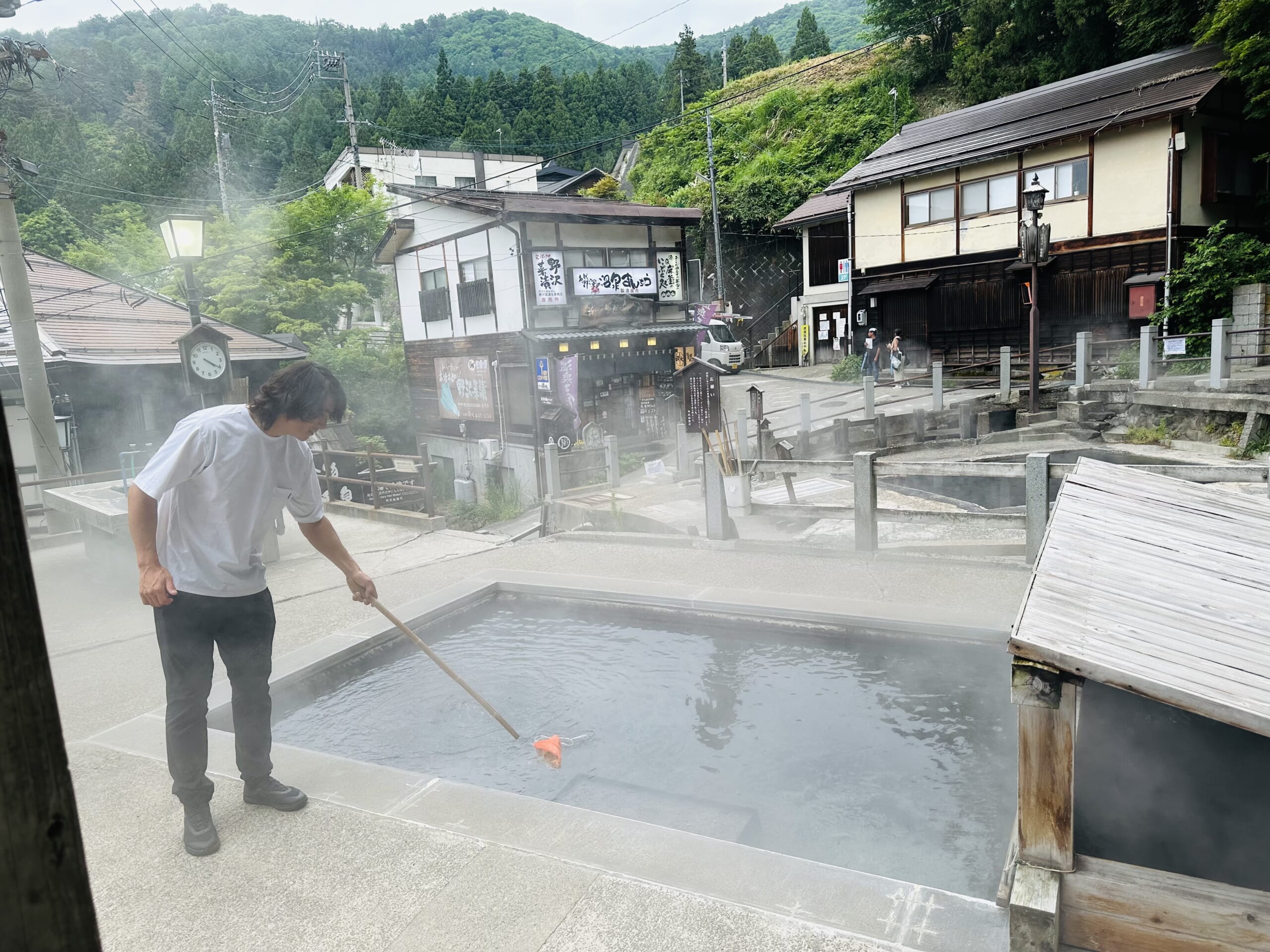 麻釜で野菜を茹でる河野さん