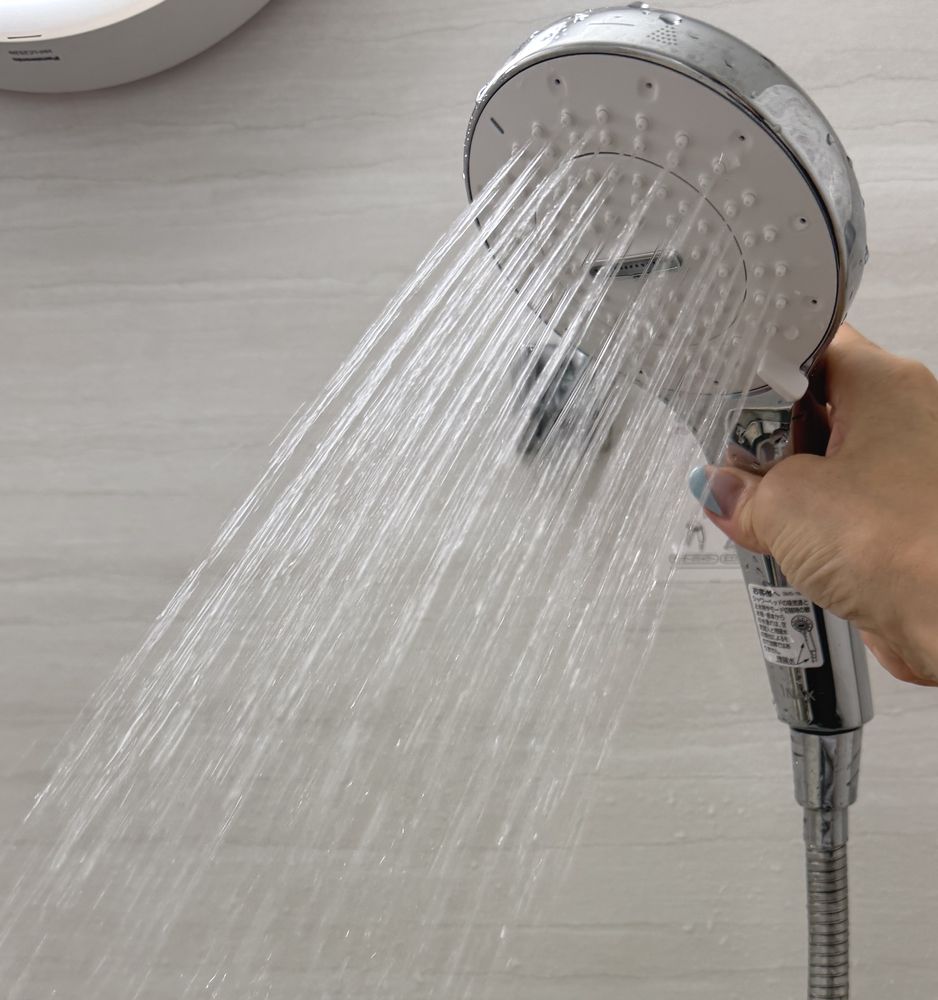 シャワーは熱めの42℃に設定。ぬるめ浴の後だとこの熱さが気持ちよく感じられます