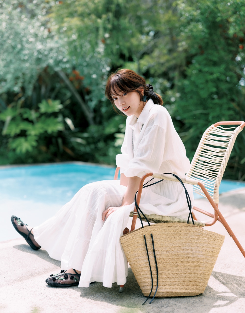 “ちょっと派手”な【白×黒のサンダルコーデ】蛯原友里さん