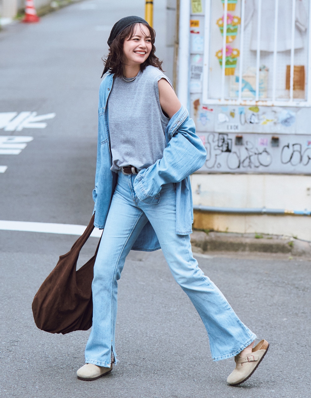 【岸本セシルさんの私服コーデ】上下デニムが夏の制服!今年はラフなまま、大人顔に