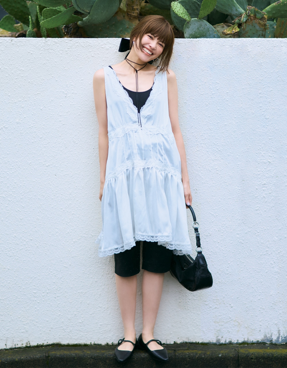 【垣内彩未さんの私服】［甘い白ワンピース］×［辛い黒カプリパンツ］甘辛ミックスコーデ