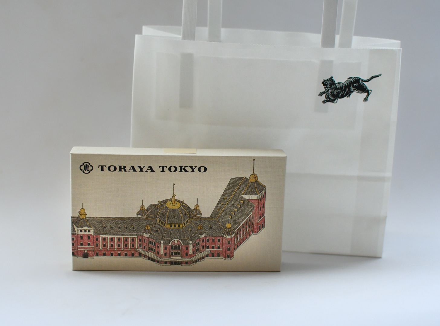東京駅おすすめ帰省土産、東京駅の絵が描かれたとらや「小形羊羹5本入」の紙袋（ショッパー）