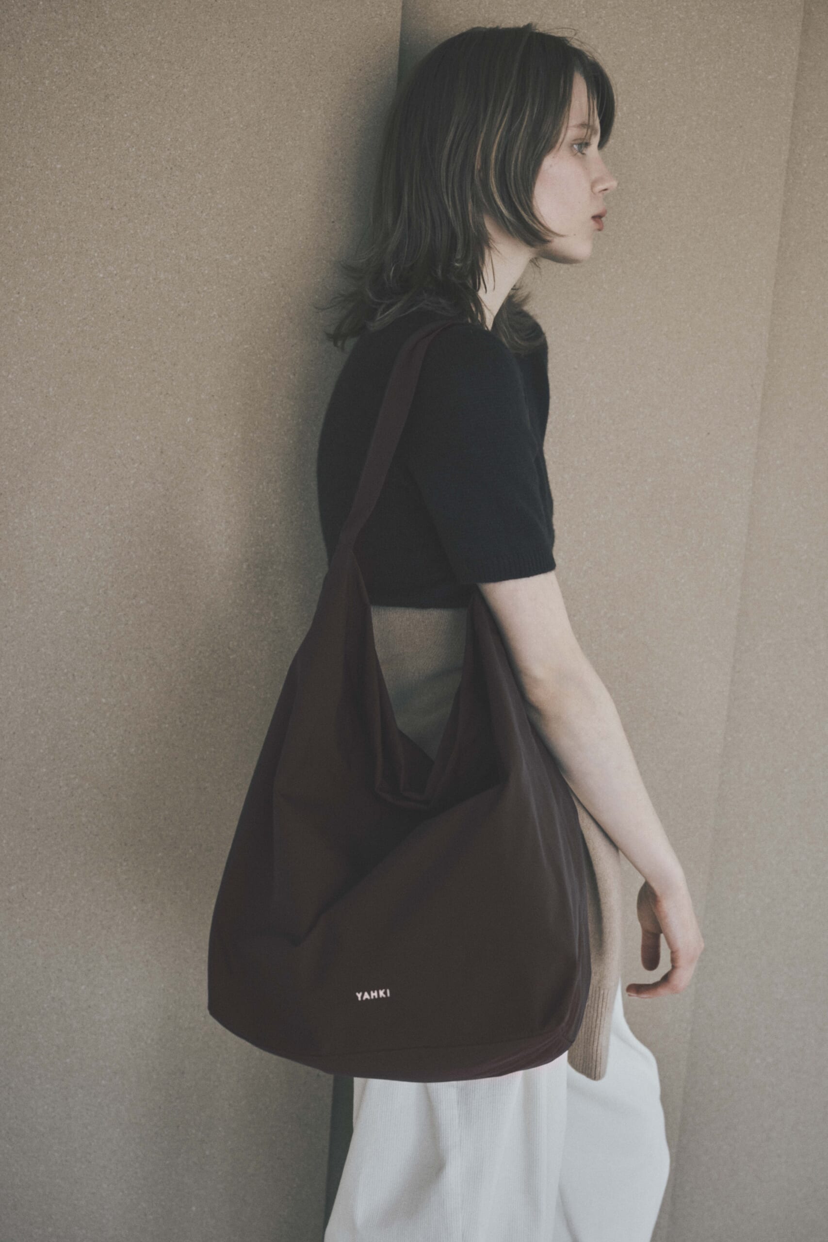 YH-819 SHOULDER BAG（BURGUNDY）モデルイメージ