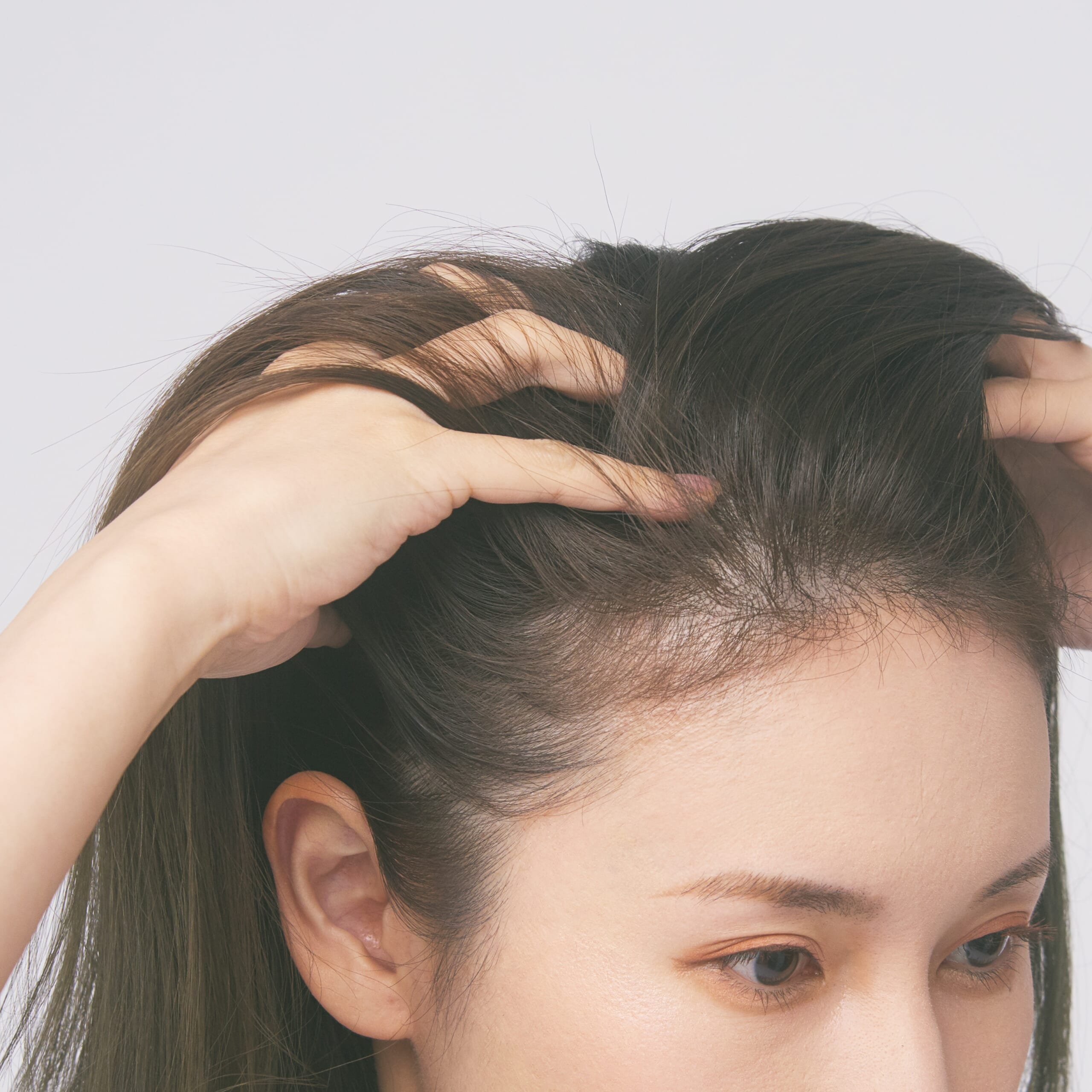 頭皮全体にいきわたるよう、指の腹でなじませているところ。
