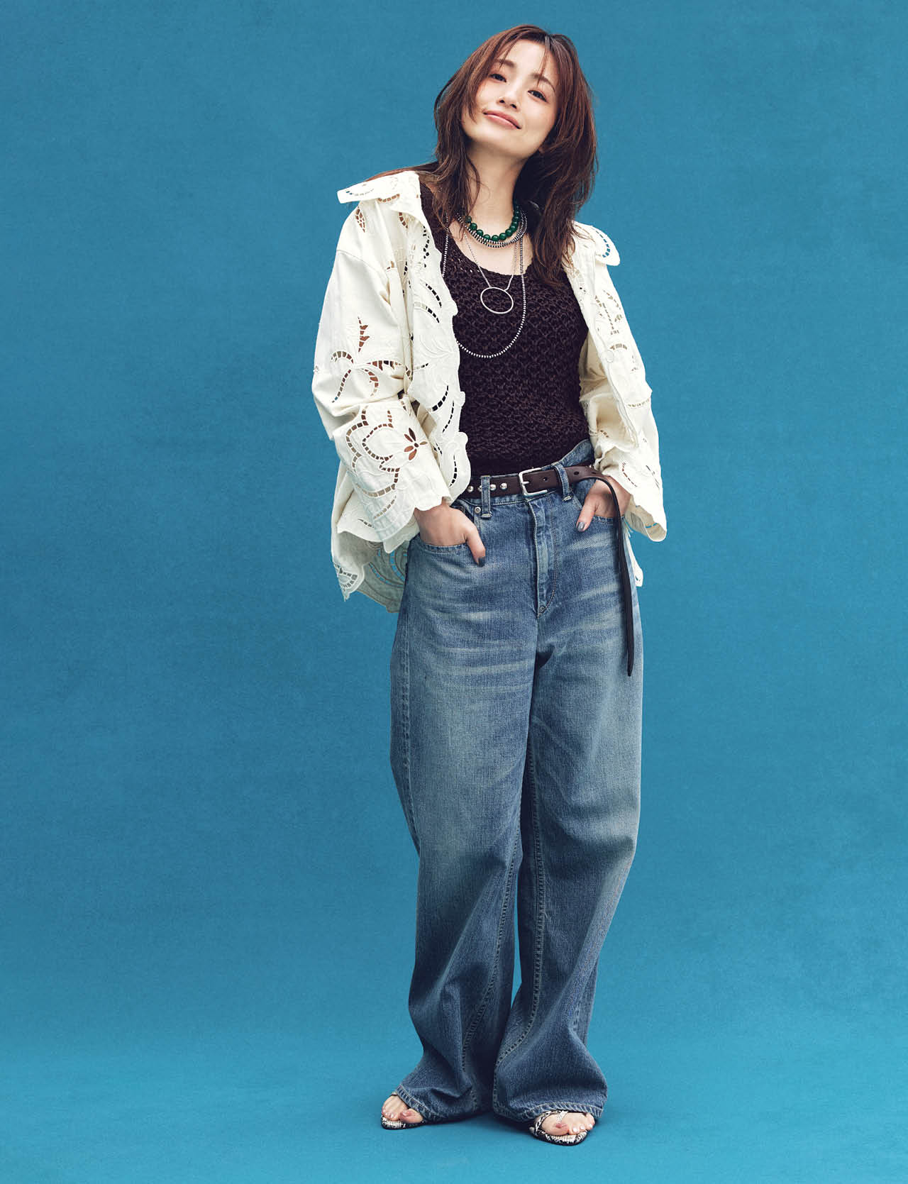 上戸彩さんのLoose Denimコーデ