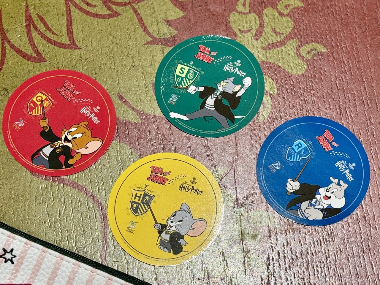 「トムとジェリーのいたずらセレブレーション」コラボステッカー