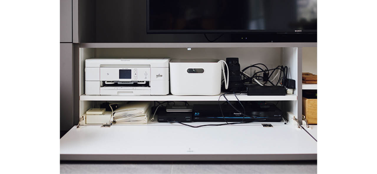 テレビの左下に家電類をひとまとめ