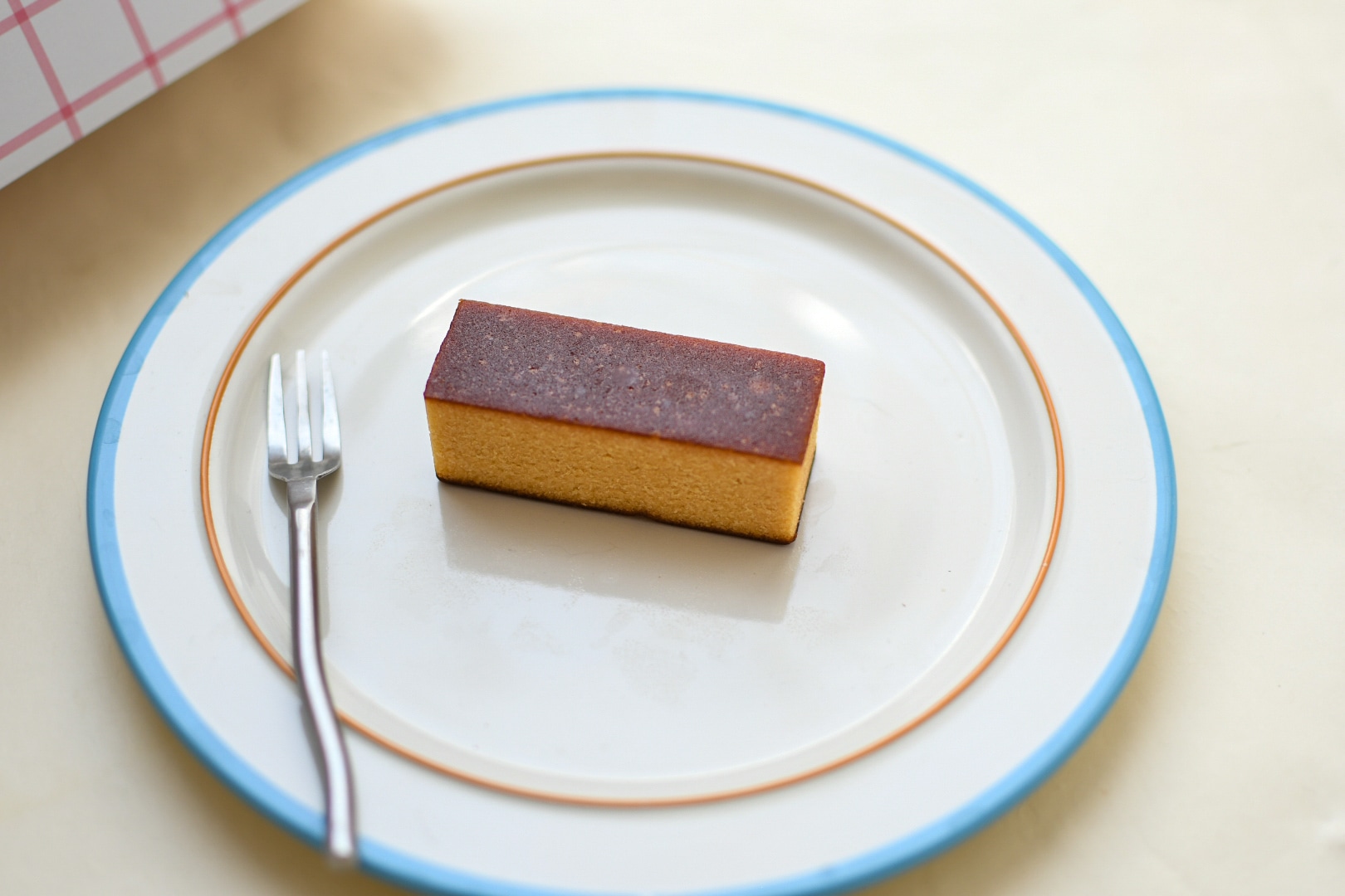 東京駅おすすめ帰省土産「nuevo by BUNMEIDO（ヌエヴォ バイ 文明堂）の「メープルカスティーラ」を食べた感想カット