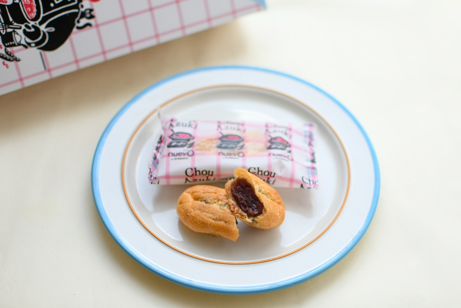 東京駅おすすめ帰省土産「nuevo by BUNMEIDO（ヌエヴォ バイ 文明堂）の「シューアズキ」を食べた感想カット