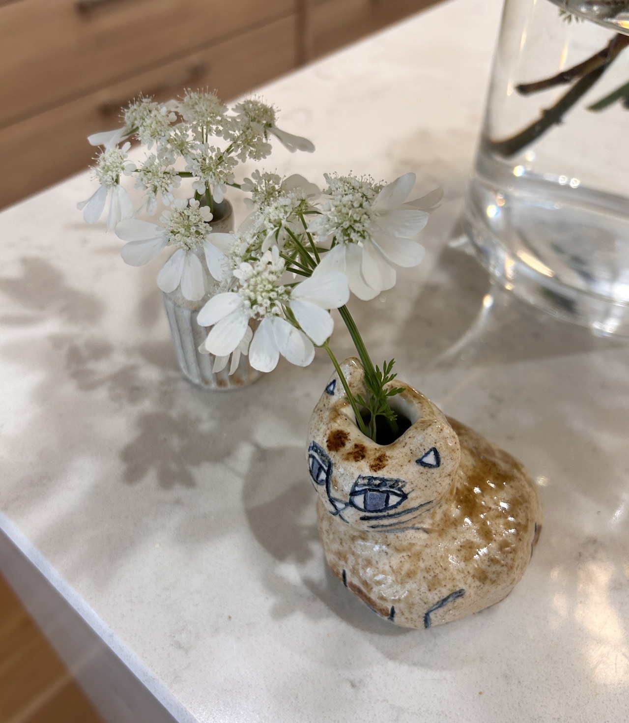 大柳暁さんの猫のフラワーベースに花を挿した状態