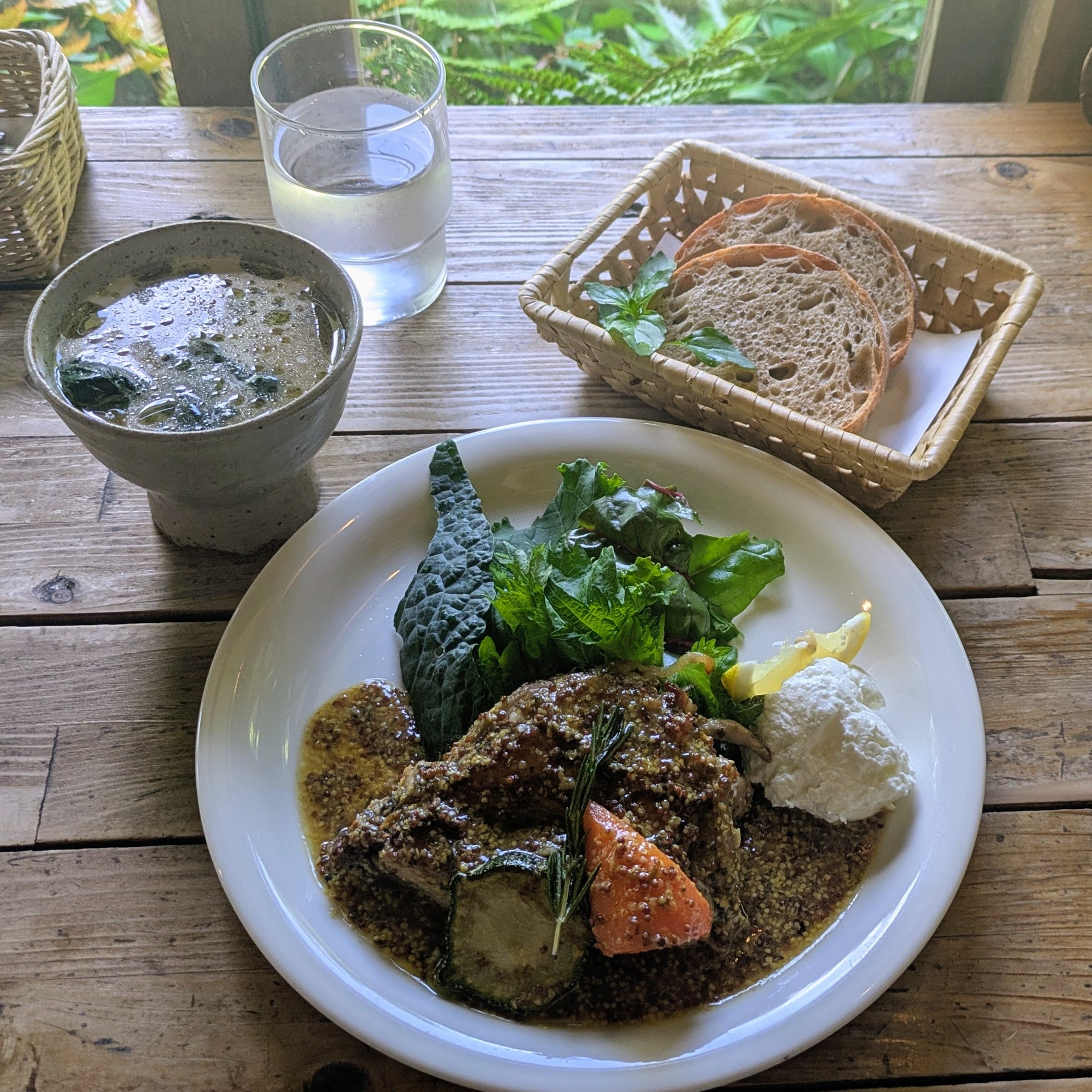 ボリュームたっぷりのお肉料理