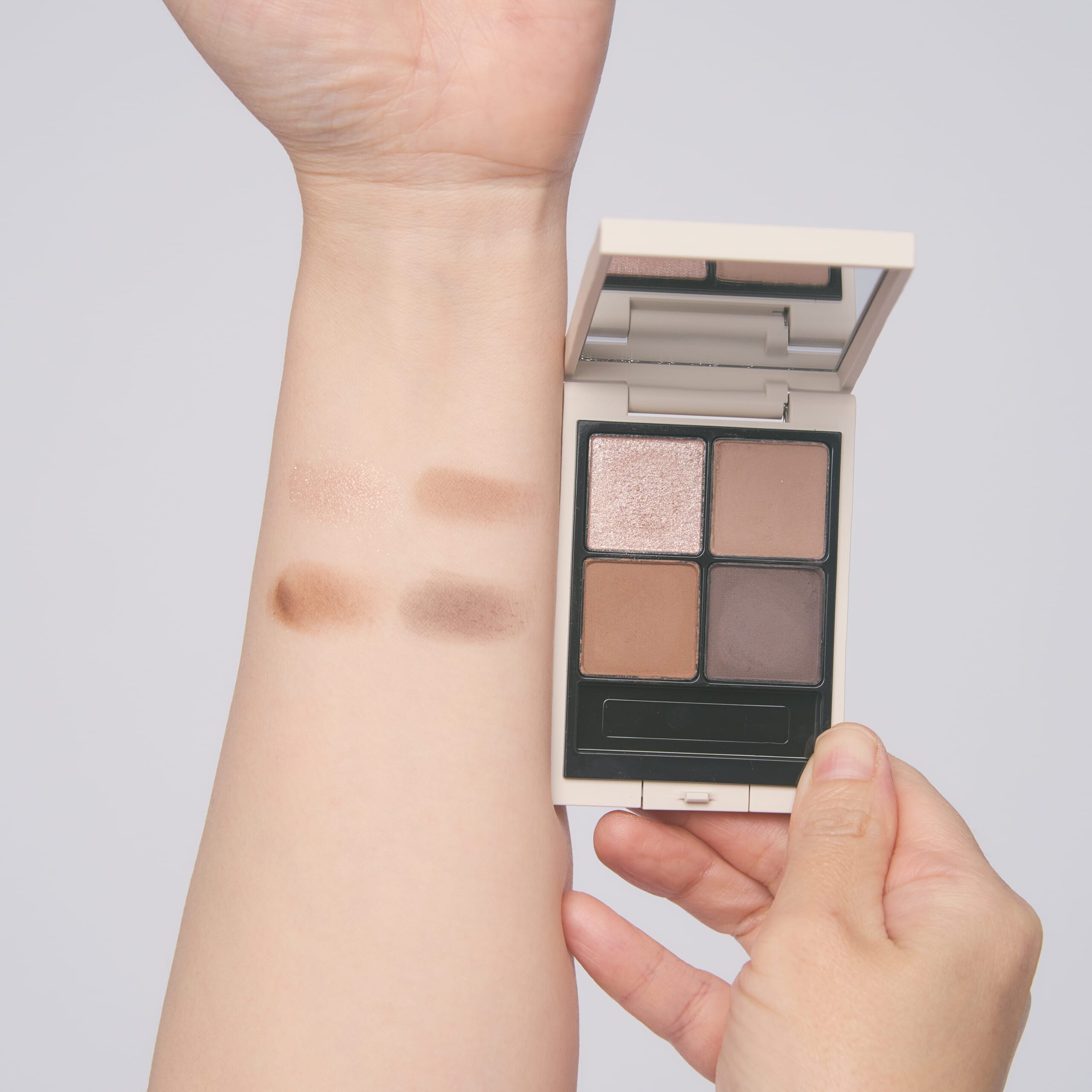 RMK シンクロマティック アイシャドウパレット【10 Soft Spot Stone】をスウォッチ。
