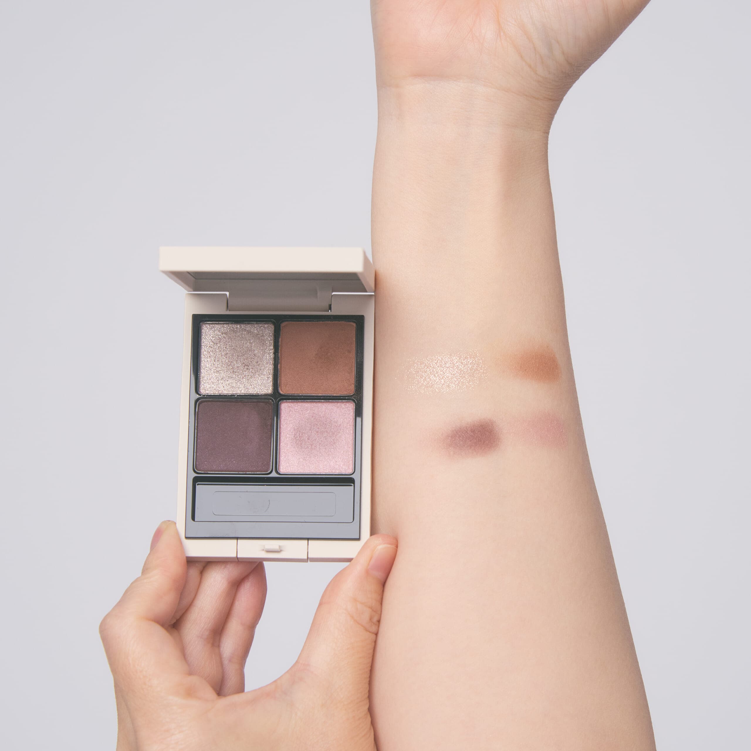 RMK シンクロマティック アイシャドウパレット【14 Magnatic Muse】をスウォッチ。