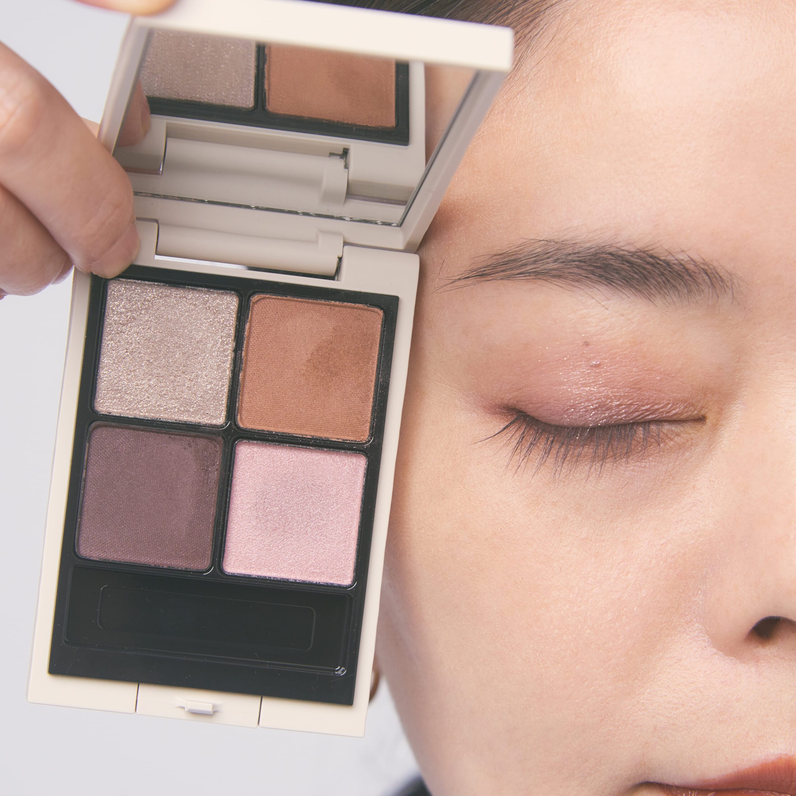 RMK シンクロマティック アイシャドウパレット【14 Magnatic Muse】でメイク。