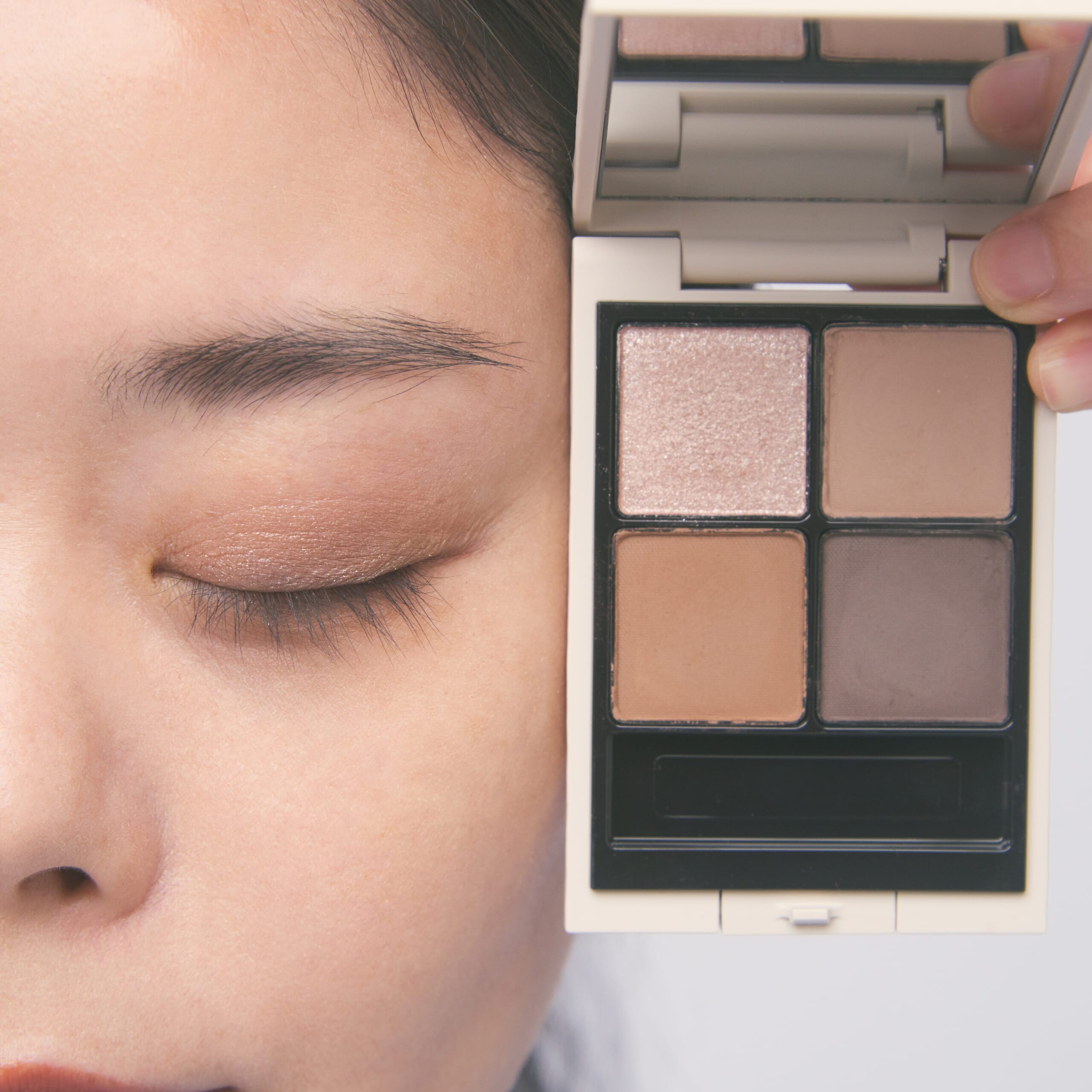 RMK シンクロマティック アイシャドウパレット【10 Soft Spot Stone】でメイク。