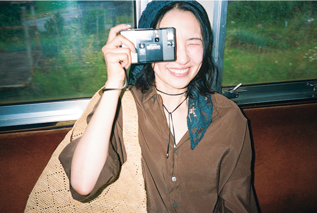 カメラのファインダーからこちらを覗く浜島直子さん