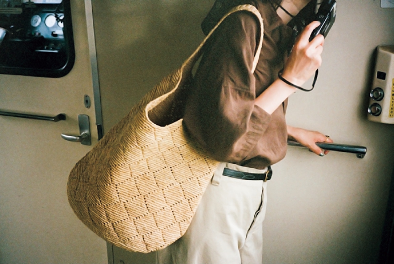 バッグ(32×40×26)¥19800/LEEマルシェ(イヴァホナ) シャツ¥24200・パンツ¥35200/ヴェリテクール スカーフ¥30800/ジャーナル スタンダード ラックス 表参道店(ミュールバウアー) ネックレス¥19800/エルディスト ショールーム(ジャミレイ) リング(人さし指)¥420200・(小指)¥313500/ホワイトオフィス(ジジ) ベルト¥14300/メイデン・カンパニー(トリーレザー)